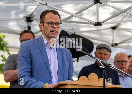 Ostercappeln, Deutschland 06. Juli 2024: Am Samstagvormittag haben sich ca. 1900 Menschen auf dem Kirchplatz in Ostercappeln versammelt um gegen die Schließung des Krankenhauses St. Raphael zu demonstrieren. Kirchplatz Niedersachsen *** Ostercappeln, Deutschland 06. Juli 2024 am Samstagmorgen versammelten sich rund 1900 Menschen auf dem Kirchplatz in Ostercappeln, um gegen die Schließung des St. Raphael-Krankenhauses Kirchplatz Niedersachsen zu demonstrieren Copyright: XFotostandx/xReissx Stockfoto