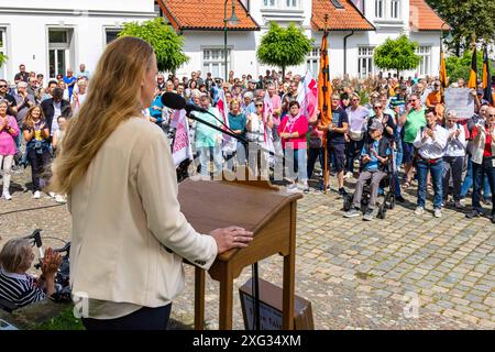 Ostercappeln, Deutschland 06. Juli 2024: Am Samstagvormittag haben sich ca. 1900 Menschen auf dem Kirchplatz in Ostercappeln versammelt um gegen die Schließung des Krankenhauses St. Raphael zu demonstrieren. Kirchplatz Niedersachsen *** Ostercappeln, Deutschland 06. Juli 2024 am Samstagmorgen versammelten sich rund 1900 Menschen auf dem Kirchplatz in Ostercappeln, um gegen die Schließung des St. Raphael-Krankenhauses Kirchplatz Niedersachsen zu demonstrieren Copyright: XFotostandx/xReissx Stockfoto