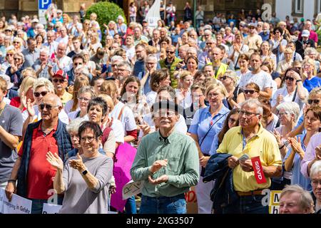 Ostercappeln, Deutschland 06. Juli 2024: Am Samstagvormittag haben sich ca. 1900 Menschen auf dem Kirchplatz in Ostercappeln versammelt um gegen die Schließung des Krankenhauses St. Raphael zu demonstrieren. Kirchplatz Niedersachsen *** Ostercappeln, Deutschland 06. Juli 2024 am Samstagmorgen versammelten sich rund 1900 Menschen auf dem Kirchplatz in Ostercappeln, um gegen die Schließung des St. Raphael-Krankenhauses Kirchplatz Niedersachsen zu demonstrieren Copyright: XFotostandx/xReissx Stockfoto