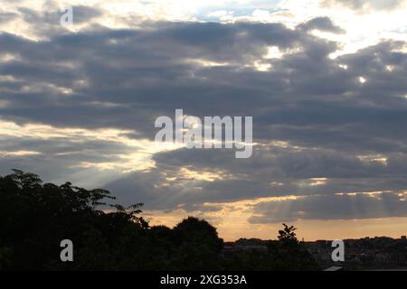 Die goldene Stunde vor Sonnenuntergang bewölkt den grauen Himmel Stockfoto