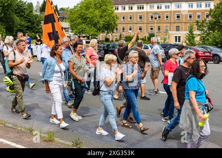 Ostercappeln, Deutschland 06. Juli 2024: Am Samstagvormittag haben sich ca. 1900 Menschen auf dem Kirchplatz in Ostercappeln versammelt um gegen die Schließung des Krankenhauses St. Raphael zu demonstrieren. Kirchplatz Niedersachsen *** Ostercappeln, Deutschland 06. Juli 2024 am Samstagmorgen versammelten sich rund 1900 Menschen auf dem Kirchplatz in Ostercappeln, um gegen die Schließung des St. Raphael-Krankenhauses Kirchplatz Niedersachsen zu demonstrieren Copyright: XFotostandx/xReissx Stockfoto