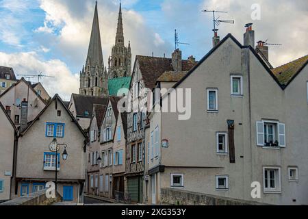 Mittelalterliche Häuser und im Hintergrund die Kuppeln der Kathedrale unserer Frau in der Stadt von chartres.france Stockfoto