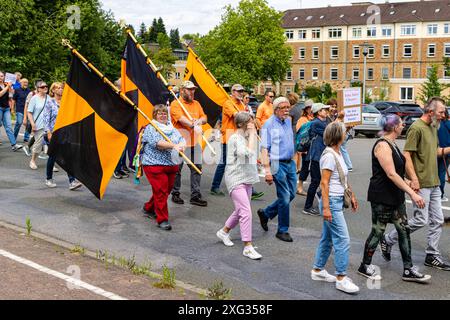 Ostercappeln, Deutschland 06. Juli 2024: Am Samstagvormittag haben sich ca. 1900 Menschen auf dem Kirchplatz in Ostercappeln versammelt um gegen die Schließung des Krankenhauses St. Raphael zu demonstrieren. Kirchplatz Niedersachsen *** Ostercappeln, Deutschland 06. Juli 2024 am Samstagmorgen versammelten sich rund 1900 Menschen auf dem Kirchplatz in Ostercappeln, um gegen die Schließung des St. Raphael-Krankenhauses Kirchplatz Niedersachsen zu demonstrieren Copyright: XFotostandx/xReissx Stockfoto