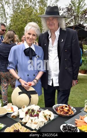 1. Juli 2024. East Molesey, Surrey, Großbritannien. Anita Dobson und Sir Brian May beim RHS Hampton Court Palace Garden Festival 2024. Sue Andrews/Alamy. Stockfoto