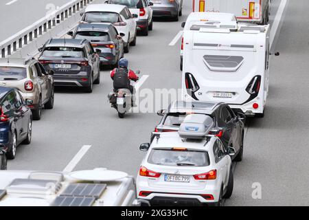 Anton Geisser 06,07 .2024 Ferienverkehr, Reisende. Beginn der Sommerferien. Bild : Stau vor dem Gotthardtunnel. Motorradfahrer ueberholt *** Anton Geisser 06 07 2024 Urlaubsverkehr, Reisende Beginn der Sommerferien Bildnis Stau vor dem Gotthardtunnel Motorradfahrer überholt Stockfoto