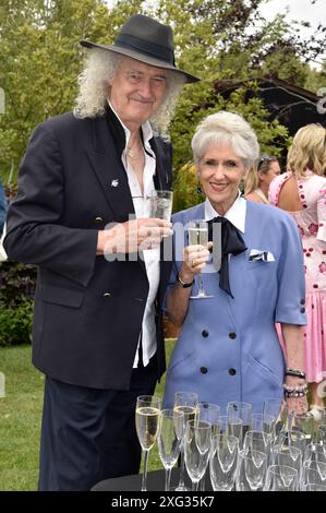 1. Juli 2024. East Molesey, Surrey, Großbritannien. Anita Dobson und Sir Brian May beim RHS Hampton Court Palace Garden Festival 2024. Sue Andrews/Alamy. Stockfoto