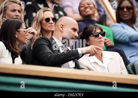 PEP Guardiola saß mit seiner Frau Cristina und seiner Tochter Maria am 6. Tag der Wimbledon Championships 2024 im All England Lawn Tennis and Croquet Club in London. Bilddatum: Samstag, 6. Juli 2024. Stockfoto