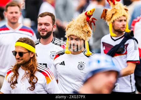 Düsseldorf, Deutschland. Juli 2024. Fußball: Europameisterschaft: Deutsche Fans sind in der Altstadt unterwegs und tragen Trikots und Moorhuhn-Kappen. Quelle: Christoph Reichwein/dpa/Alamy Live News Stockfoto