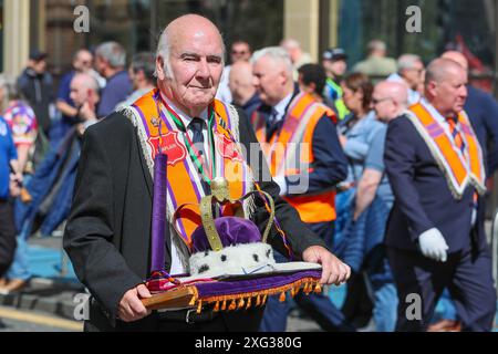 Glasgow, Großbritannien. Juli 2024. Die Grand Lodge of Scotland Orange Order, zusammen mit anderen Orange Orders, veranstaltete ihre jährliche Parade durch Glasgow, Schottland, um den 12. Juli zu feiern, wobei schätzungsweise 4000 Teilnehmer teilnahmen. Der Orangenorden ist die älteste und größte protestantische Bruderschaft in Schottland, deren Wurzeln bis ins 18. Jahrhundert in Ulster zurückreichen. Quelle: Findlay/Alamy Live News Stockfoto