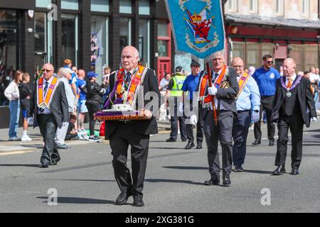 Glasgow, Großbritannien. Juli 2024. Die Grand Lodge of Scotland Orange Order, zusammen mit anderen Orange Orders, veranstaltete ihre jährliche Parade durch Glasgow, Schottland, um den 12. Juli zu feiern, wobei schätzungsweise 4000 Teilnehmer teilnahmen. Der Orangenorden ist die älteste und größte protestantische Bruderschaft in Schottland, deren Wurzeln bis ins 18. Jahrhundert in Ulster zurückreichen. Quelle: Findlay/Alamy Live News Stockfoto