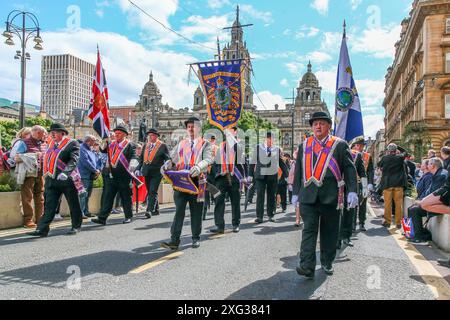 Glasgow, Großbritannien. Juli 2024. Die Grand Lodge of Scotland Orange Order, zusammen mit anderen Orange Orders, veranstaltete ihre jährliche Parade durch Glasgow, Schottland, um den 12. Juli zu feiern, wobei schätzungsweise 4000 Teilnehmer teilnahmen. Der Orangenorden ist die älteste und größte protestantische Bruderschaft in Schottland, deren Wurzeln bis ins 18. Jahrhundert in Ulster zurückreichen. Quelle: Findlay/Alamy Live News Stockfoto