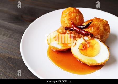 Eine Abrundung des schmackhaften thailändischen berühmten hausgemachten Gerichts namens Kai Look Keuy oder Son in Law Eggs Stockfoto