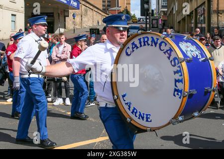 Glasgow, Großbritannien. Juli 2024. Die Grand Lodge of Scotland Orange Order, zusammen mit anderen Orange Orders, veranstaltete ihre jährliche Parade durch Glasgow, Schottland, um den 12. Juli zu feiern, wobei schätzungsweise 4000 Teilnehmer teilnahmen. Der Orangenorden ist die älteste und größte protestantische Bruderschaft in Schottland, deren Wurzeln bis ins 18. Jahrhundert in Ulster zurückreichen. Quelle: Findlay/Alamy Live News Stockfoto