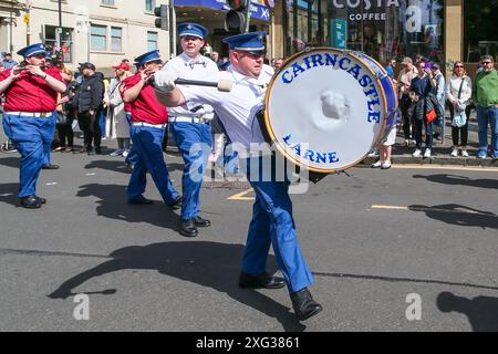 Glasgow, Großbritannien. Juli 2024. Die Grand Lodge of Scotland Orange Order, zusammen mit anderen Orange Orders, veranstaltete ihre jährliche Parade durch Glasgow, Schottland, um den 12. Juli zu feiern, wobei schätzungsweise 4000 Teilnehmer teilnahmen. Der Orangenorden ist die älteste und größte protestantische Bruderschaft in Schottland, deren Wurzeln bis ins 18. Jahrhundert in Ulster zurückreichen. Quelle: Findlay/Alamy Live News Stockfoto