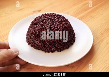 Platte mit frisch gekochtem Riceberry Reis, ein mittlerer bis niedriger glykämischer Index Carb mit zahlreichen gesundheitlichen Vorteilen Stockfoto