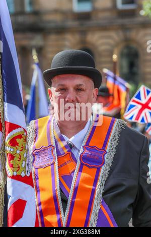 Glasgow, Großbritannien. Juli 2024. Die Grand Lodge of Scotland Orange Order, zusammen mit anderen Orange Orders, veranstaltete ihre jährliche Parade durch Glasgow, Schottland, um den 12. Juli zu feiern, wobei schätzungsweise 4000 Teilnehmer teilnahmen. Der Orangenorden ist die älteste und größte protestantische Bruderschaft in Schottland, deren Wurzeln bis ins 18. Jahrhundert in Ulster zurückreichen. Quelle: Findlay/Alamy Live News Stockfoto