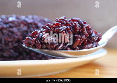 Großaufnahme von gekochtem Riceberry Reis, ein mittlerer bis niedriger glykämischer Index Carb mit zahlreichen gesundheitlichen Vorteilen Stockfoto