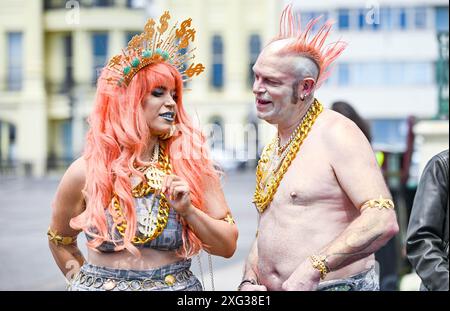 Brighton UK 6 Juli 2024 - Blustery Weather für die jährliche Marsch der Meerjungfrauen Parade entlang der Brighton Seafront heute . Die jährliche Parade ist eine Feier des Meeres und weckt das Bewusstsein für Marine Conservation and Keeping the Water Clean : Credit Simon Dack / Alamy Live News Stockfoto