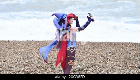 Brighton UK 6 Juli 2024 - Blustery Weather für die jährliche Marsch der Meerjungfrauen Parade entlang der Brighton Seafront heute . Die jährliche Parade ist eine Feier des Meeres und weckt das Bewusstsein für Marine Conservation and Keeping the Water Clean : Credit Simon Dack / Alamy Live News Stockfoto