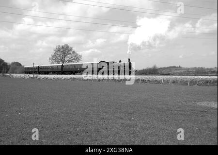 '30053' und Zug in der Nähe von Northiam. Stockfoto