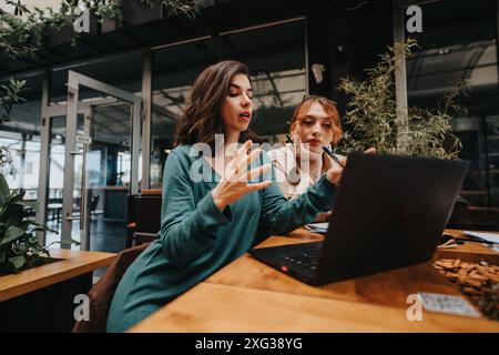 Unternehmerinnen bei einem Treffen im Coffee Shop über Unternehmensstrategien Stockfoto
