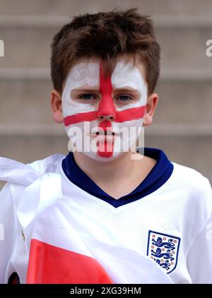 Ein englischer Fan vor der UEFA Euro 2024, dem Viertelfinalspiel in der Düsseldorfer Arena. Bilddatum: Samstag, 6. Juli 2024. Stockfoto