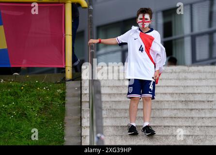 Ein englischer Fan vor der UEFA Euro 2024, dem Viertelfinalspiel in der Düsseldorfer Arena. Bilddatum: Samstag, 6. Juli 2024. Stockfoto