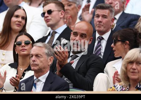 London, Großbritannien. Juli 2024. Juli 2024; All England Lawn Tennis and Croquet Club, London, England; Wimbledon Tennis Tournament, Tag 6; Manchester City Manager PEP Guardiola sitzt in der Royal Box Credit: Action Plus Sports Images/Alamy Live News Stockfoto