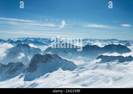 Panoramablick auf die Wettersteinm von der Spitze der zugspitze in Garmisch-Partenkirchen. Stockfoto