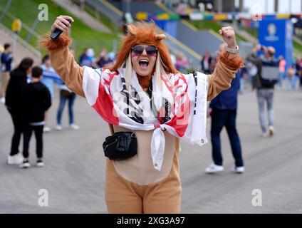 Ein englischer Fan vor der UEFA Euro 2024, dem Viertelfinalspiel in der Düsseldorfer Arena. Bilddatum: Samstag, 6. Juli 2024. Stockfoto