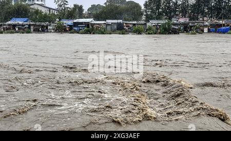 6. Juli 2024: Häuser im Slum-Gebiet am überfluteten Ufer des Bagmati-Flusses nach den starken Regenfällen in Kathmandu, Nepal am 6. Juli 2024. Nepal wurde von starken Regenfällen heimgesucht, die an vielen Orten des Landes Überschwemmungen und Erdrutsche verursachten. (Kreditbild: © Sunil Sharma/ZUMA Press Wire) NUR REDAKTIONELLE VERWENDUNG! Nicht für kommerzielle ZWECKE! Quelle: ZUMA Press, Inc./Alamy Live News Stockfoto