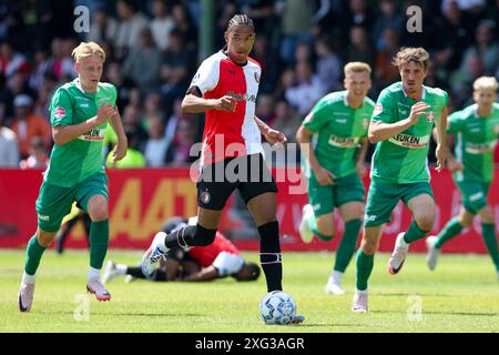 Dordrecht, Niederlande. Juli 2024. DORDRECHT, NIEDERLANDE - 6. JULI: Calvin Stengs aus Feyenoord läuft mit dem Ball während des Vorsaison-Freundschaftsspiels zwischen dem FC Dordrecht und Feyenoord im M-Scores Stadion am 6. Juli 2024 in Dordrecht, Niederlande. (Foto von Hans van der Valk/Orange Pictures) Credit: Orange Pics BV/Alamy Live News Stockfoto