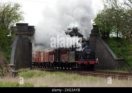 '47406' in Woodthorpe mit einem kurzen Güterzug. Stockfoto