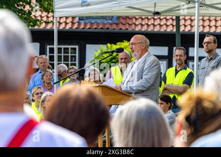 Ostercappeln, Deutschland 06. Juli 2024: Am Samstagvormittag haben sich ca. 1900 Menschen auf dem Kirchplatz in Ostercappeln versammelt um gegen die Schließung des Krankenhauses St. Raphael zu demonstrieren. Kirchplatz Niedersachsen *** Ostercappeln, Deutschland 06. Juli 2024 am Samstagmorgen versammelten sich rund 1900 Menschen auf dem Kirchplatz in Ostercappeln, um gegen die Schließung des St. Raphael-Krankenhauses Kirchplatz Niedersachsen zu demonstrieren Copyright: XFotostandx/xReissx Stockfoto