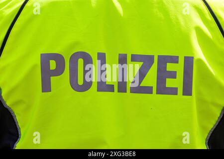 Osnabrück, Deutschland 06. Juli 2024: Im Bild: Ein Polizist, Polizistin, bei einem Einsatz mit dem Schriftzug Polizei auf dem Rücken. Kirchplatz Niedersachsen *** Osnabrück, Deutschland 06 Juli 2024 auf dem Bild Eine Polizistin, Polizistin, auf einer Mission mit dem Schriftzug Polizei auf der Rückseite Kirchplatz Niedersachsen Copyright: XFotostandx/xReissx Stockfoto