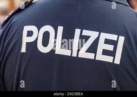 Osnabrück, Deutschland 06. Juli 2024: Im Bild: Ein Polizist, Polizistin, bei einem Einsatz mit dem Schriftzug Polizei auf dem Rücken. Kirchplatz Niedersachsen *** Osnabrück, Deutschland 06 Juli 2024 auf dem Bild Eine Polizistin, Polizistin, auf einer Mission mit dem Schriftzug Polizei auf der Rückseite Kirchplatz Niedersachsen Copyright: XFotostandx/xReissx Stockfoto