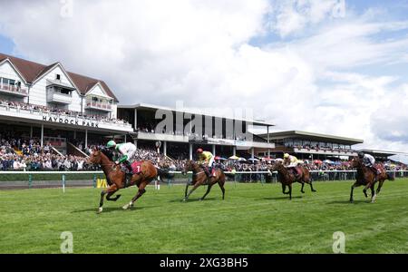 Cloud King, geritten von Ross Ryan, kommt nach Hause und gewinnt den Bet Boost beim bet365 Handicap am bet365 Old Newton Cup Day auf der Haydock Park Racecourse, Newton-le-Willows. Bilddatum: Samstag, 6. Juli 2024. Schau dir PA Story RACING Haydock an. Das Foto sollte lauten: Ian Hodgson für den Jockey Club/PA Wire. EINSCHRÄNKUNGEN: Nur redaktionelle Verwendung, kommerzielle Nutzung unterliegt der vorherigen Genehmigung durch den Jockey Club/Sandown Park Racecourse Stockfoto