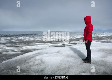 Junge Frau steht auf der grönländischen Eiskappe bei Kangerlussuaq Stockfoto