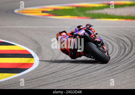 Hohenstein Ernstthal, Deutschland. Juli 2024. Motorsport/Motorrad: Großer Preis Deutschlands, Sachsenring, MotoGP, Sprintrennen, Jorge Martin aus Spanien vom Prima Pramac Racing Team fährt zum Sieg. Robert Michael/dpa/Alamy Live News Stockfoto