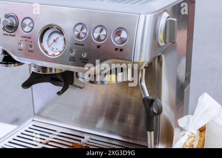 Verwenden einer Espressomaschine zur professionellen Zubereitung von schwarzem Kaffee Stockfoto