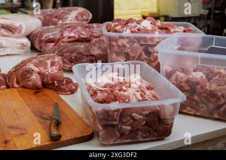 Rohes Schweinefleisch wird zum Marinieren vorbereitet, bevor es auf dem Grill gegrillt wird Stockfoto