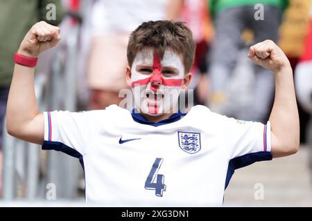 Ein junger England-Fan mit Gesichtsfarbe posiert für Fotos vor der UEFA Euro 2024, dem Viertelfinalspiel in der Düsseldorfer Arena. Bilddatum: Samstag, 6. Juli 2024. Stockfoto