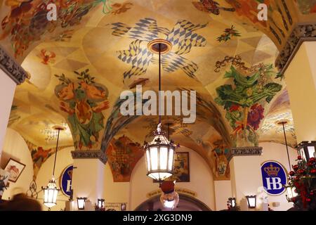 München, Deutschland - 20. Dezember 2023: Innenraum des Hofbrauhauses, 1589 für die Bedürfnisse des königlichen Hofes erbaut Stockfoto