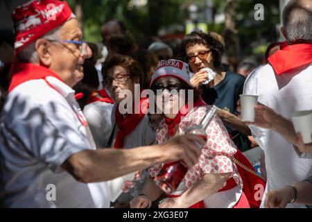 Madrid Spanien. Juli 2024. Ein weiteres Jahr lang feierten die Einwohner von Navarrese in Madrid die Madrider Sanferminen in den Patios des Pfarrkomplexes San Fermín de los Navarros in Madrid. Um 11:30 Uhr wurden die Taschentücher gesegnet und um 12 Uhr parallel zur Stadt Pamplona wurde ​​the chupinazo gefeiert, mit dem offiziell das San Fermín Festival begann. Quelle: Canales Carvajal/Alamy Live News Stockfoto