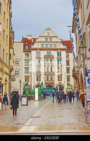 München – 20. Dezember 2023: Das Orlando House am Platzl 4/4a wurde 1900 nach Plänen des Münchner Architekten Max Littmann errichtet Stockfoto