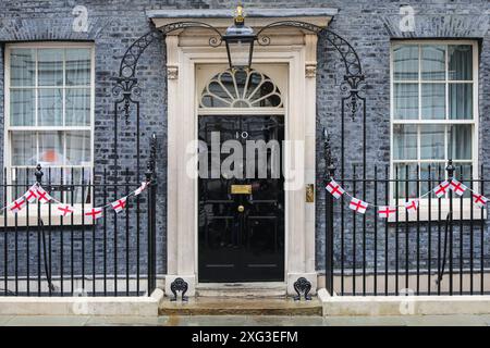 London, Großbritannien. Juli 2024. Bunting wird heute in der Downing Street mit der St. George's Flag für das Fußballspiel England heute aufgestellt. PM Keir Starmer gilt als großer Fußballfan und spielt in der Freizeit. Quelle: Imageplotter/Alamy Live News Stockfoto