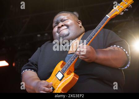 Brighton, East Sussex, Großbritannien. Juli 2024. Mississippi Bluesman, Christone 'Kingfish'' Ingrahm, trat am 6. Juli 2024 beim Love Supreme Festival auf. Er begeisterte die Massen mit aufsteigenden Gitarrenlecken beim Festival in der Nähe von Brighton in Großbritannien. (Kreditbild: © Rod Harbinson/ZUMA Press Wire) NUR REDAKTIONELLE VERWENDUNG! Nicht für kommerzielle ZWECKE! Stockfoto