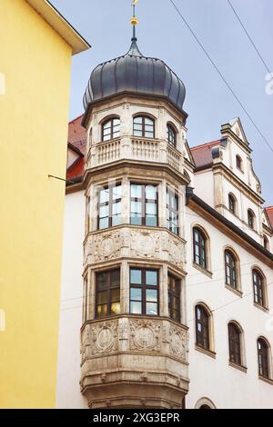 München, Deutschland - 20. Dezember 2023: Stadtsparkasse, historisches Schloss in der Münchner Innenstadt, Heimat einer der ältesten Banken Deutschlands Stockfoto