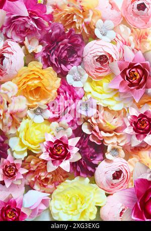 Bunte Rosen und weiße kleine Blumen Hintergrund. Schön, gut für Urlaub und Geschenk. Blumenmuster. Stockfoto