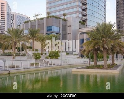 Abu Dhabi, VAE - 11. Januar 2024: Reem Central Park - öffentliche Bereiche und Plätze auf Al Reem Island Stockfoto